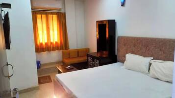 Kahden hengen deluxe-huone, ilmastointi | Allergiatestatut vuodevaatteet, työpöytä, äänieristys, ilmainen Wi-Fi