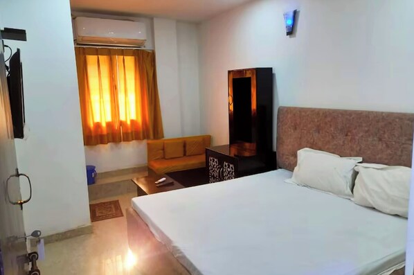 Deluxe Double Room, Air conditioning | Hypo-allergenic bedding, desk, soundproofing, free WiFi - Hotel M-E-T-R-O Regency Lucknow (Lucknow)