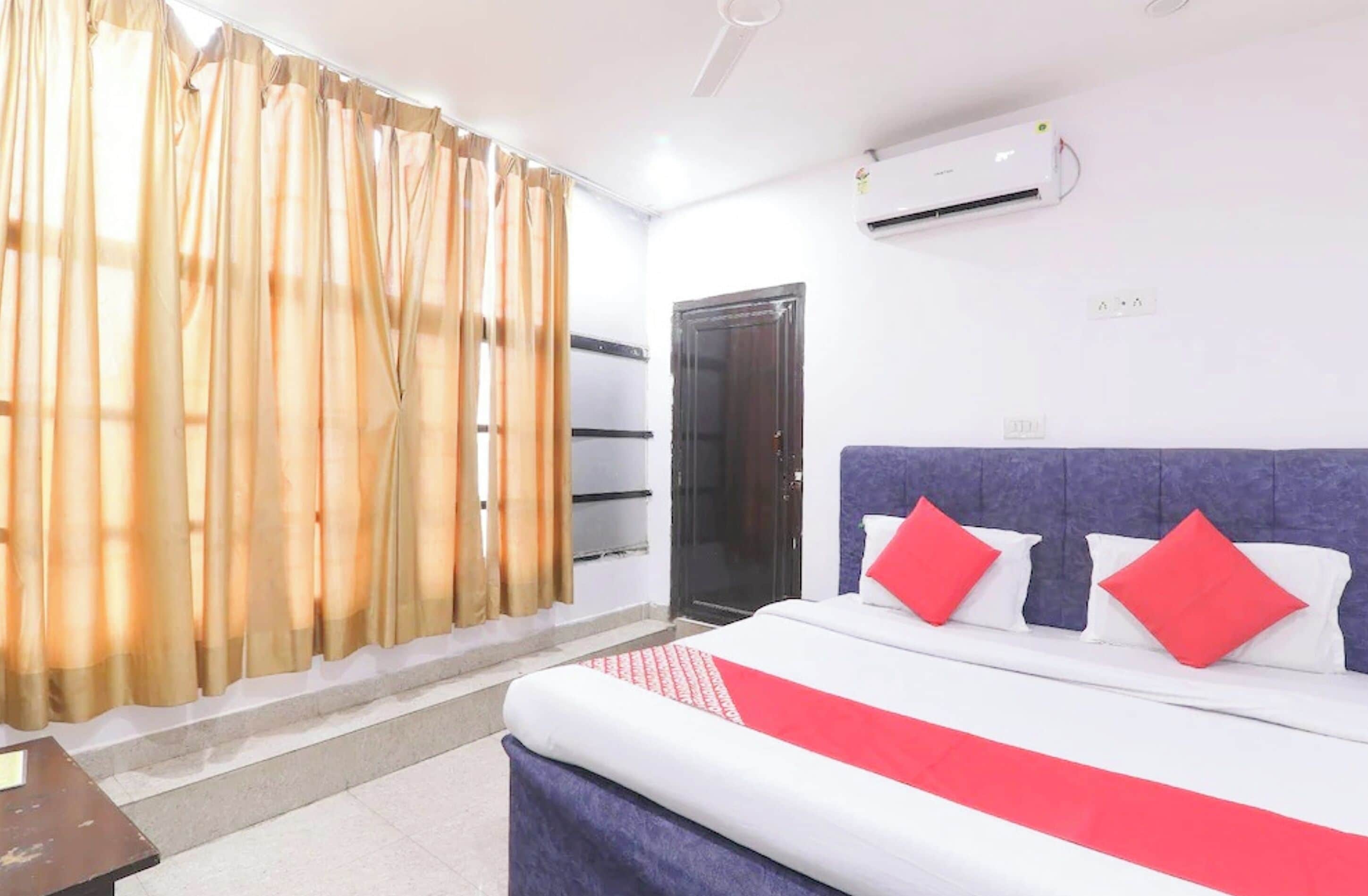 Hypo-allergenic bedding, desk, soundproofing, free WiFi