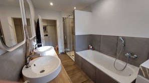 Douche, serviettes fournies