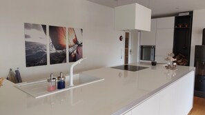 Jääkaappi, mikroaaltouuni, uuni, liesi