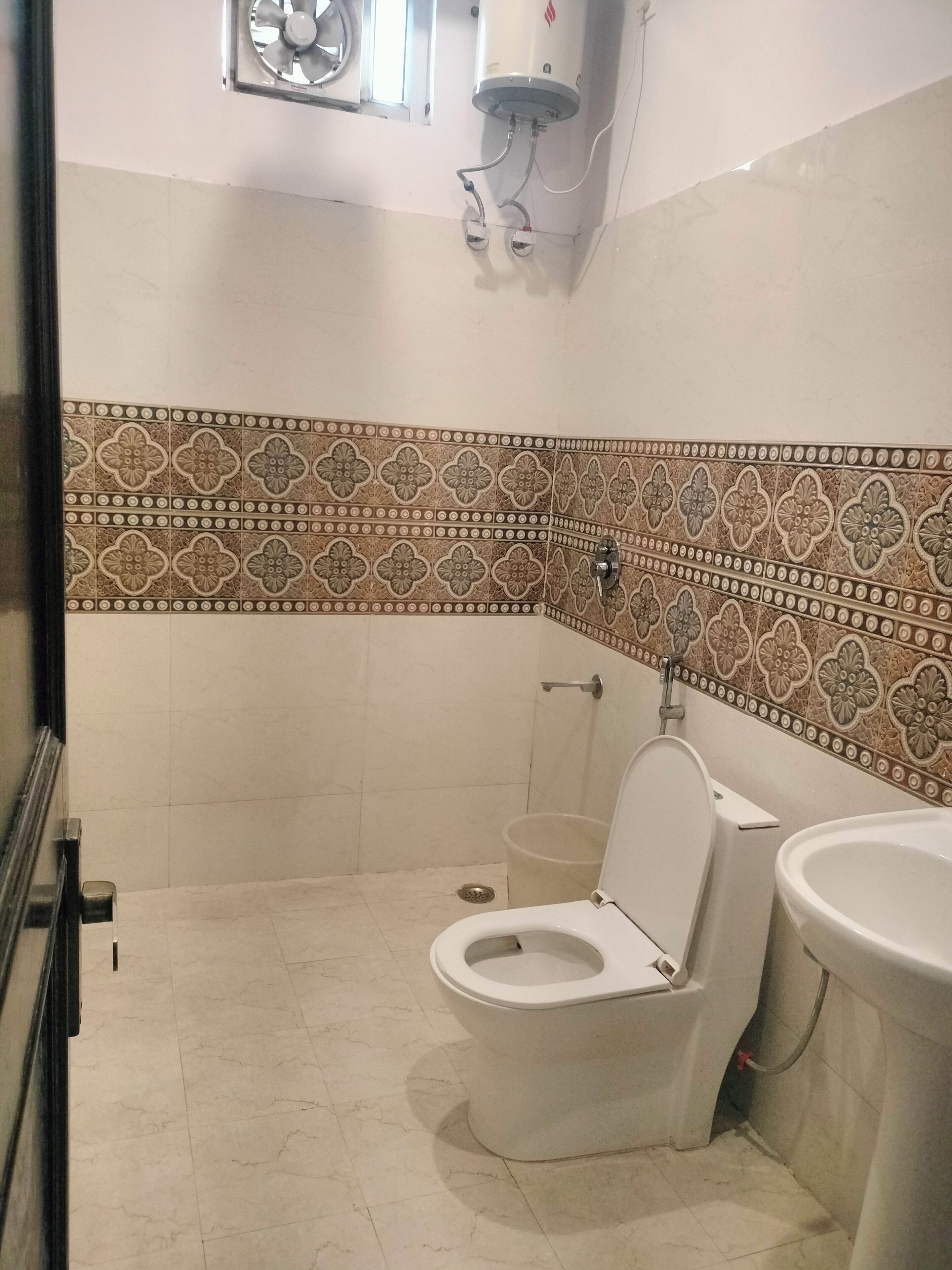 Phòng đôi tiện nghi đơn giản | Phòng tắm | Khăn tắm 