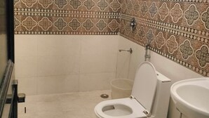 Ein Badezimmer mit Toilette, Bidet und Waschbecken.