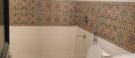 A bathroom with a toilet, bidet, and sink.
