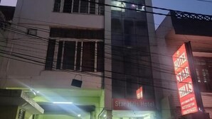 Ein Hotel mit Rezeption, Klimaanlage und Zimmern nach NDC-Standard, sowie einer sichtbaren Treppe zum Eingang.