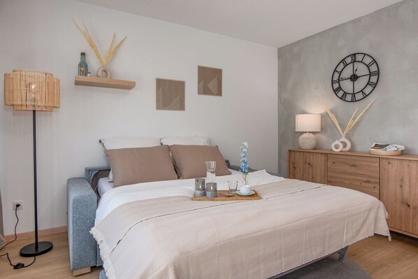 1 bedroom, bed sheets