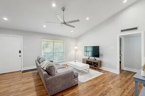 Living area - Charming 2-bedroom house in nice Dallas with AC (Dallas)