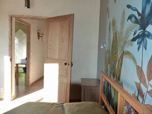 2 bedrooms, internet, bed sheets