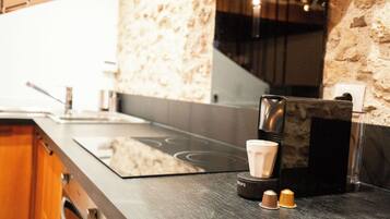 Køleskab, mikrobølgeovn, ovn, kogeplade