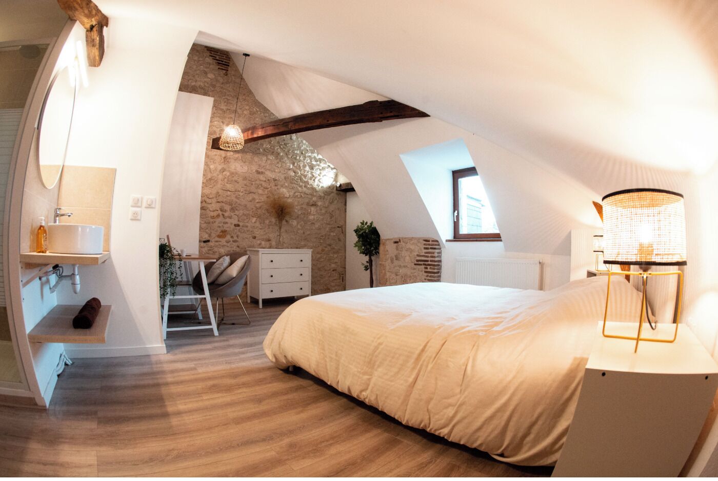 2 chambres, bureau, fer et planche à repasser, lit parapluie