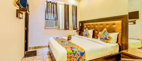 Hypo-allergenic bedding available, desk, soundproofing, WiFi (free)