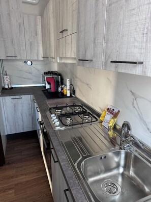 Deluxe Apartment, Balcony, Mountain View (Faggio) | Private kitchen | Fridge, microwave, oven, stovetop