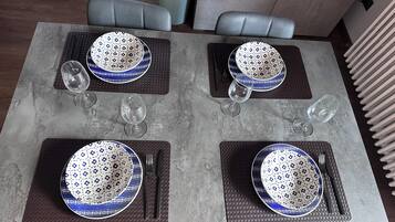 Appartement Deluxe, balcon, vue ville (Betulla) | Coin séjour | TV connectée de 42 pouces avec chaßnes numériques