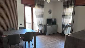 Apartamento Deluxe, balcón, vistas a la montaña (Faggio) | Zona de estar | Smart TV de 42 pulgadas con canales digitales