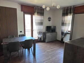 Appartamento Deluxe, balcone, vista montagna (Faggio) | Area soggiorno | Smart TV 42 pollici con canali digitali