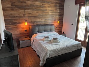 Appartamento Deluxe, balcone, vista città (Betulla) | Biancheria da letto di alta qualità, copriletto in piuma