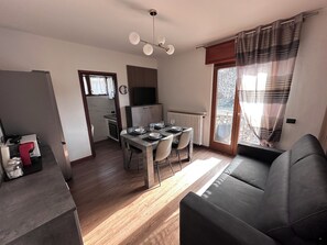 Appartamento Deluxe, balcone, vista città (Betulla) | Area soggiorno | Smart TV 42 pollici con canali digitali