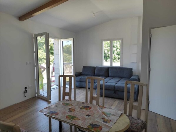 Living area - Spacious apartment in the heart of the vineyards 🖤 between Montauban and Toulouse (Campsas)