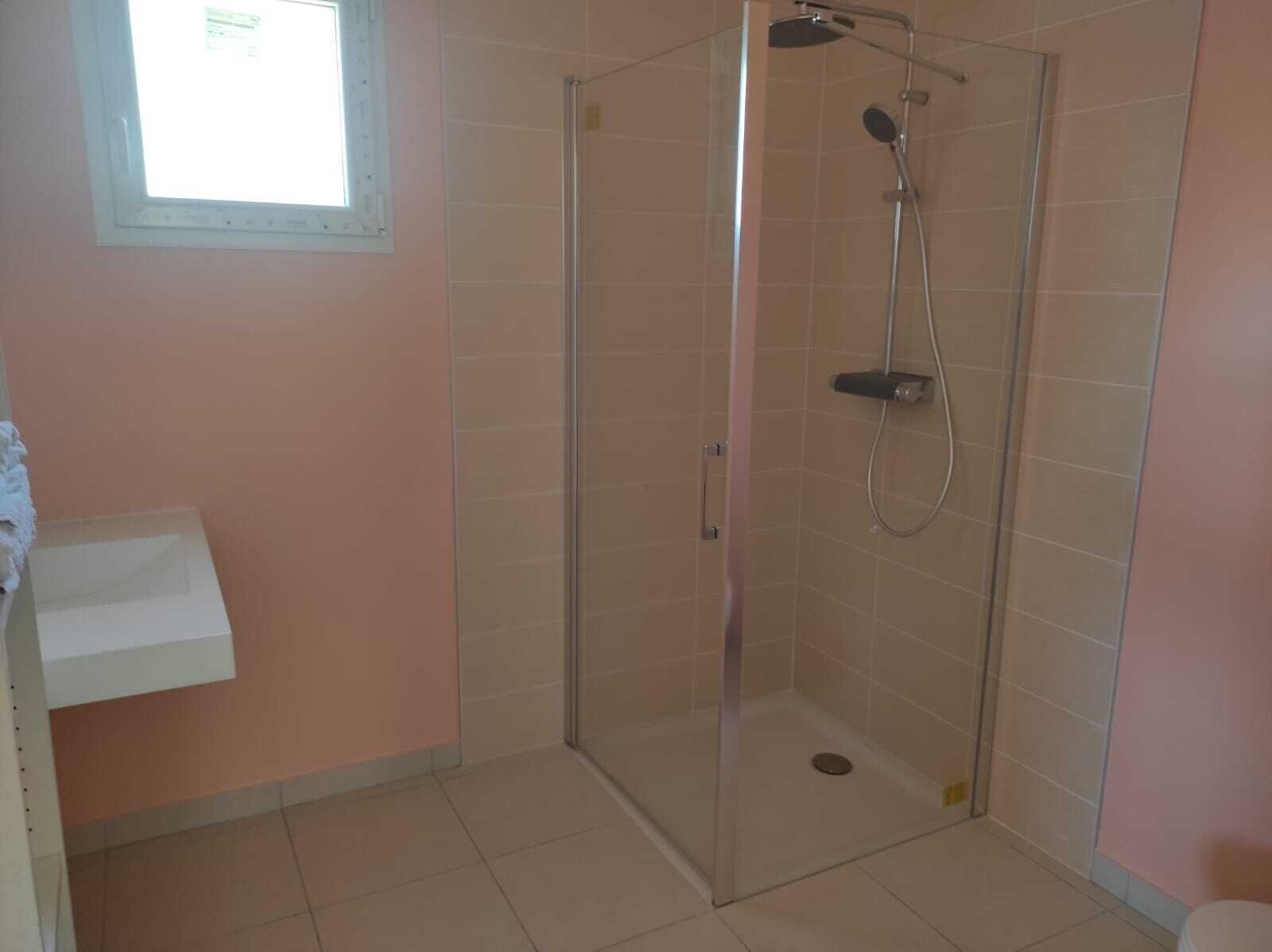 Ducha, secador de pelo, toallas, jabón