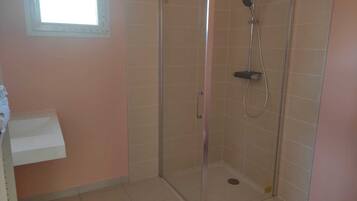 Ducha, secador de pelo, toallas, jabón