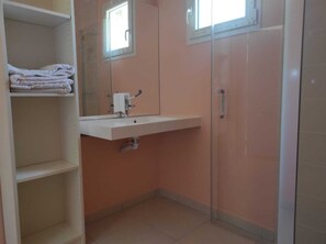 Shower, hair dryer, towels, soap - Spacious apartment in the heart of the vineyards 🖤 between Montauban and Toulouse (Campsas)