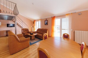 Family Apartment, 2 Bedrooms, Two Bathrooms, Balcony and Sea View | Wohnbereich