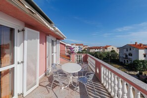 Family Apartment, 2 Bedrooms, Two Bathrooms, Balcony and Sea View | Living area