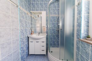 Comfort Room Zadar with Balcony | Bathroom - Villa Apolonia Zadar (Zadar)