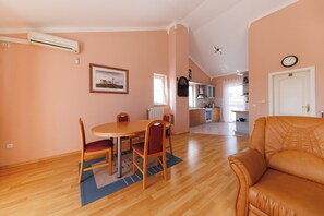 Family Apartment, 2 Bedrooms, Two Bathrooms, Balcony and Sea View | Woonruimte | Een televisie