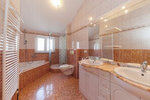 Family Apartment, 2 Bedrooms, Two Bathrooms, Balcony and Sea View | 욕실