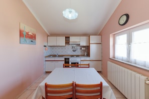 Family Apartment, 2 Bedrooms, Balcony, Sea View | Private kitchen