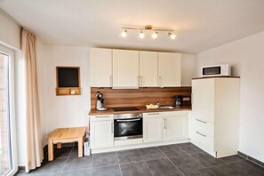 Fridge, microwave, oven, stovetop - Jackdaw's Nest Geusenweg 3a (Borkum)