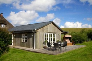 Outdoor dining - Holiday home with 3 bedrooms (Westerhever)