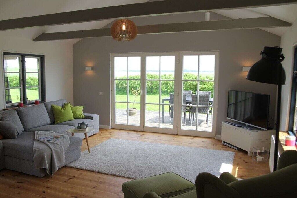 Smart-TV, DVD-Player, Bücher