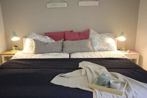 3 Schlafzimmer, Schreibtisch, Bügeleisen/Bügelbrett, Reisekinderbett