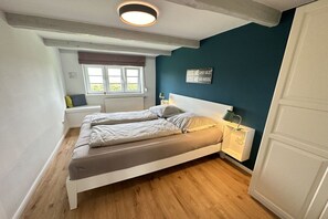 3 soverom, skrivebord, strykejern/-brett og reiseseng for barn