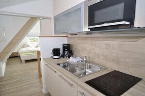 Fridge, microwave, stovetop, coffee/tea maker - in Haus Cramer Apartment 2 (Norderney)
