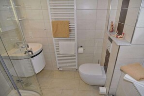 Shower, hair dryer - in Haus Cramer Apartment 2 (Norderney)