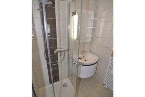 Shower, hair dryer - in Haus Cramer Apartment 2 (Norderney)