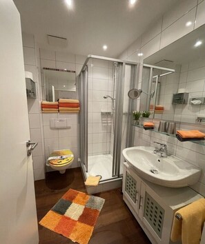 Douche, sèche-cheveux, serviettes fournies