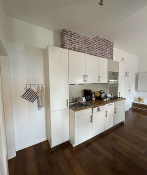 Kühlschrank, Mikrowelle, Herdplatte, Geschirrspüler