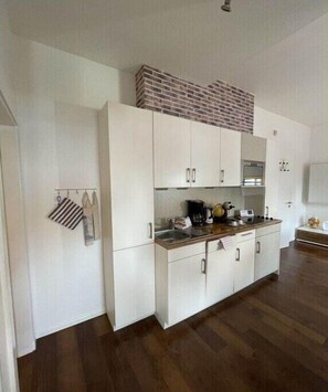 Køleskab, mikrobølgeovn, kogeplade, opvaskemaskine