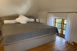 4 bedrooms, iron/ironing board, free WiFi, bed sheets