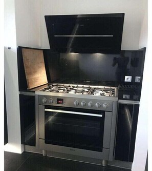 Køleskab, mikrobølgeovn, ovn, kogeplade