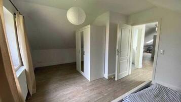 1 bedroom, travel cot, free WiFi, bed sheets