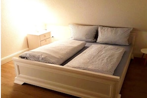 1 chambre, lit parapluie, Wi-Fi gratuit, draps fournis
