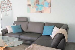 Smart-tv, dvd-afspiller, bøger, stereoanlæg