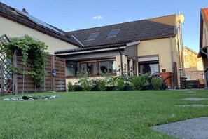 Property grounds - Holiday home in Varel with swimming pool (Varel)