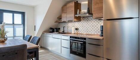 Køleskab, mikrobølgeovn, ovn, kogeplade