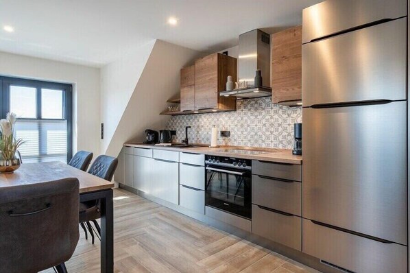 Køleskab, mikrobølgeovn, ovn, kogeplade